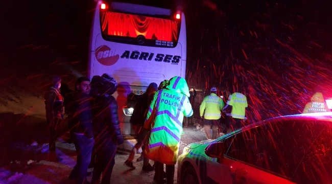 Erzincan'da yolcu otobüsüyle tır çarpıştı: 4 yaralı
