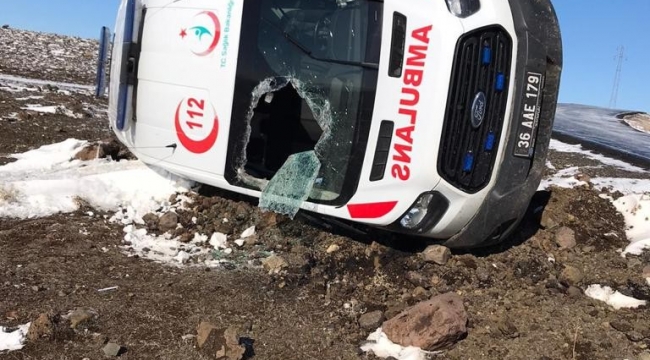 Kars'ta ambulans takla attı: 3 yaralı