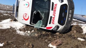 Kars'ta ambulans takla attı: 3 yaralı