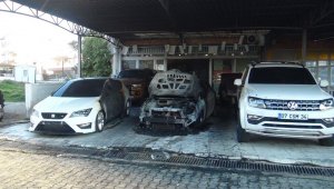 Oto galeride yangın çıktı lüks otolar alev alev yandı