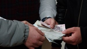 Otoparkta bulduğu 7 bin 185 lirayı...