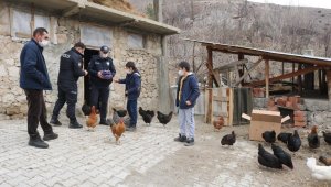 Polislerden soğuk kentin çocuklarına iç ısıtan yardım