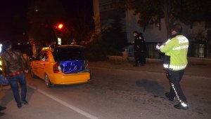 Taksiye çarpan otomobil bahçe duvarında asılı kaldı