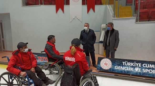 Tekerlekli Curlingte ikili kamp