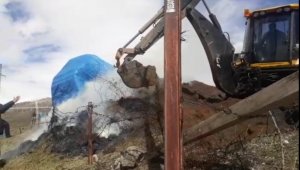 Tekman'da 300 balya ot kül oldu