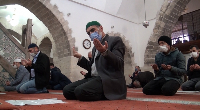600 yıllık tarihi camide hatim geleneği sürdürülüyor