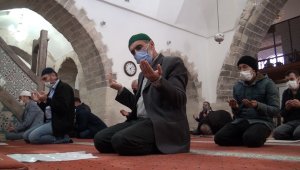 600 yıllık tarihi camide hatim geleneği sürdürülüyor