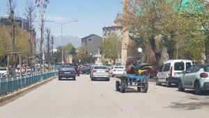 Arabayı aldı kaçtı