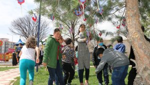 Çocuklara ağaçta şeker sürprizi