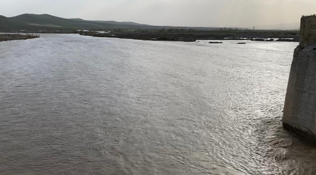 Eriyen karlar Aras Nehri'nde su seviyesini yükseltti, araziler su altında kaldı