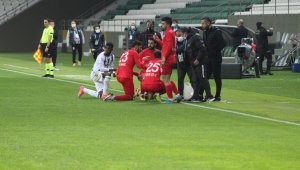 Futbolculardan sahada iftar