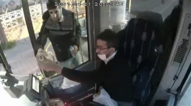 Halk otobüsü şoförü iftar yemeğini yolcu ile paylaştı