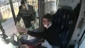 Halk otobüsü şoförü iftar yemeğini yolcu ile paylaştı