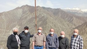 Kuçuret dağı şehitler tepesine Bayrak diktiler