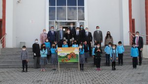 Minik eller tohumları toprakla buluşturdu