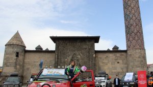 'Minik Eller Üşümesin' e destek...