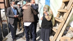 Öldü sandığı oğluna 15 yıl sonra kavuştu