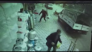 Rüzgarın uçurduğu çatının altında kalmaktan son anda kurtuldular