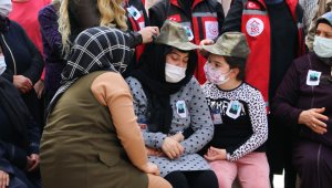 Şehidin kızı hem kendisine hem de annesine babasının şapkasını taktı