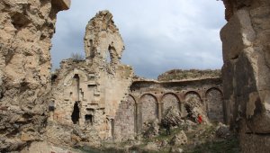 Şenkaya'daki Bana Katedrali (Penek Kalesi) ilgi bekliyor