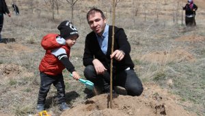 Yüksek okulda sevdikleri meyvelerin fidanlarını diktiler