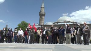 İsrail'e tepki için ayakkabı fırlattılar