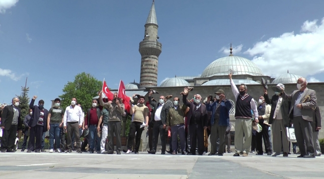 İsrail'e tepki için ayakkabı fırlattılar