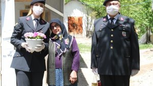 Jandarmadan Güllü anneye anlamlı ziyaret