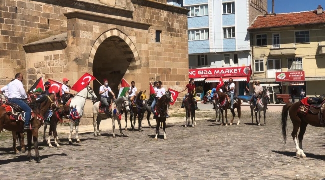 Namaz sonrası atlarına binip İsrail'i protesto ettiler