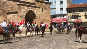 Namaz sonrası atlarına binip İsrail'i protesto ettiler