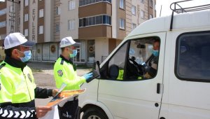 Oltu Bölge Trafik ekipleri sürücülere broşür dağıttı