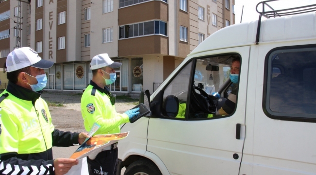 Oltu Bölge Trafik ekipleri sürücülere broşür dağıttı