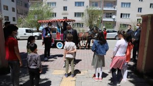 Palandöken'de Arefelikler, faytonla çocuklara ulaştırıldı