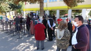 PTT önünde uzayan kuyrukta sosyal mesafe unutuldu