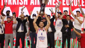 Şampiyon Anadolu Efes kupasını aldı