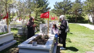 Şehitlikte bayram ziyareti