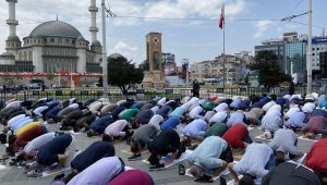 Taksim Camii'nde ilk namaz...