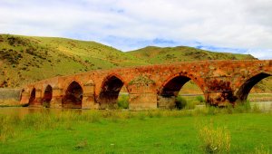 Tarihin en eski köprülerinden birisi olan Çobandede Köprüsü ilk günkü ihtişamıyla göz kamaştırıyor