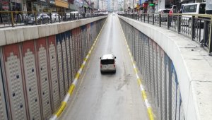 Virajı alamayan araçlar viyadük duvarına çarpıyor