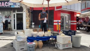 3 dil bilen rehber pazarda peynir satıyor