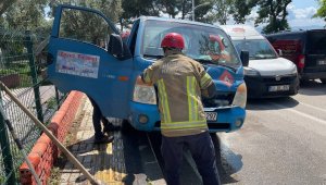 Aracın motoruna giren yılan korkuttu