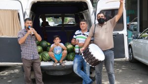 Davul zurnayla karpuz satıyorlar