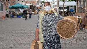 El yapımı kalbur ve eleklerini köy köy gezerek satıyor