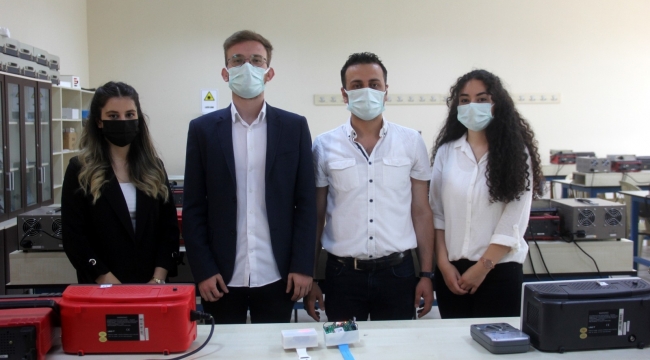 Erzincan'da üniversite öğrencileri Covid-19 hastaları için akıllı bileklik üretti