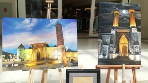 Evde yaptıkları resimleri sergilediler