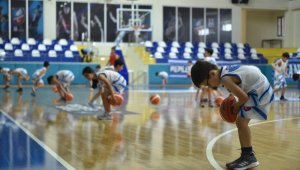 Geleceğin dev adamları parkede