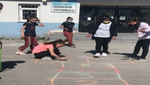 Geleneksel sokak oyunlarını yaşattılar