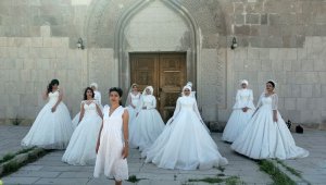 Iğdırlı genç kızlar podyumda boy gösterdi