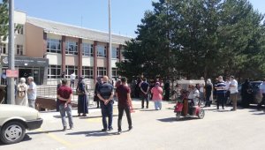 Öğrenciler sınavda yakınları dışarıda ter döktü