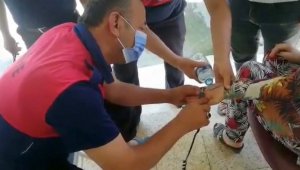 Parmağına yüzük sıkışan kadının imdadına...